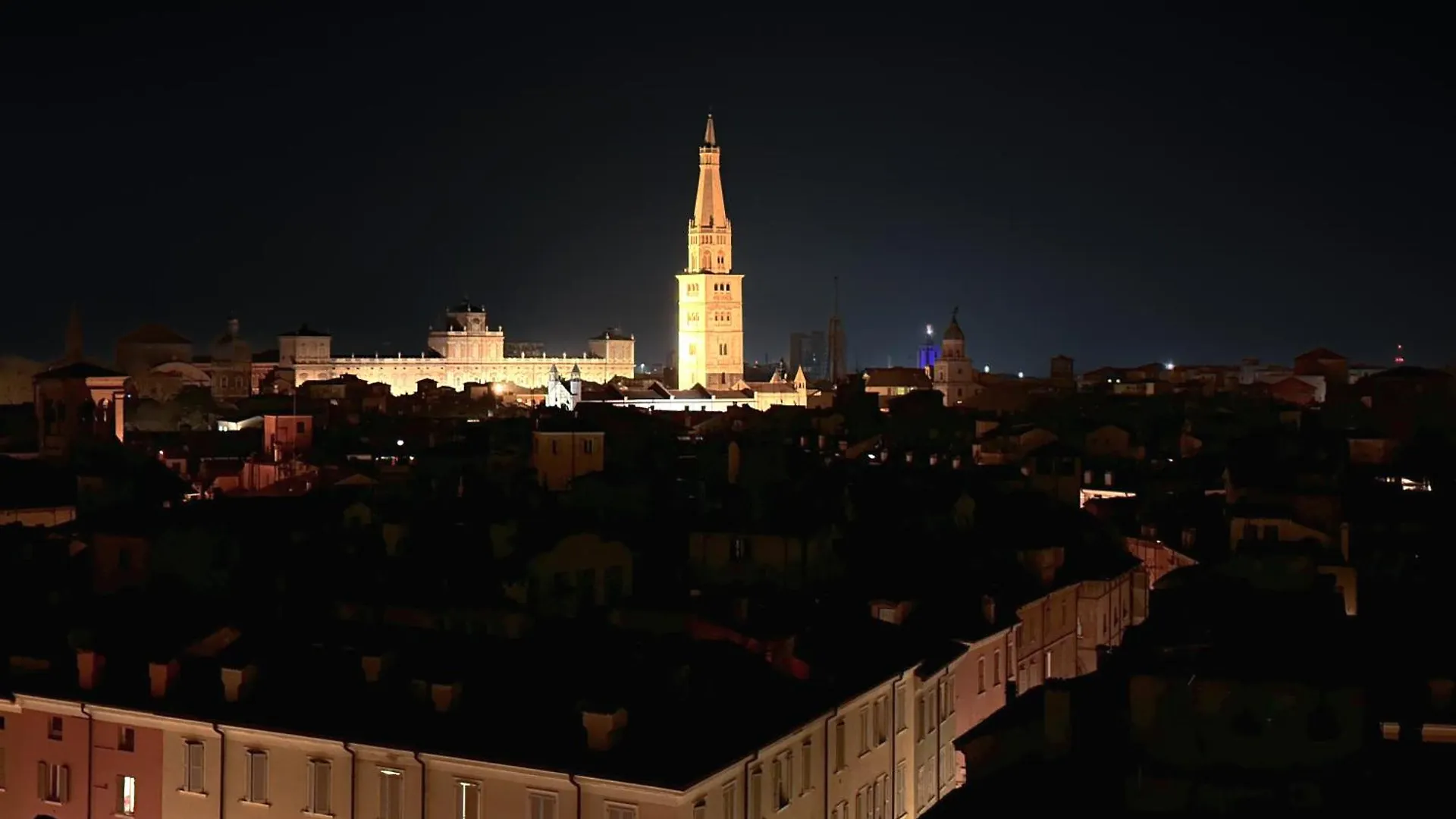 Vista Ghirlandina - Attico Sul Tetto Del Centro Al Settimo Piano Apartment Modena Italy